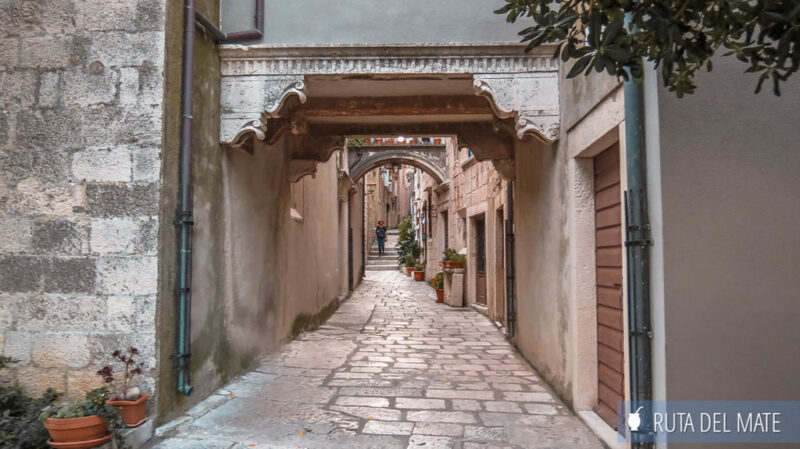 Calle peatonal y angosto del centro histórico de Korcula