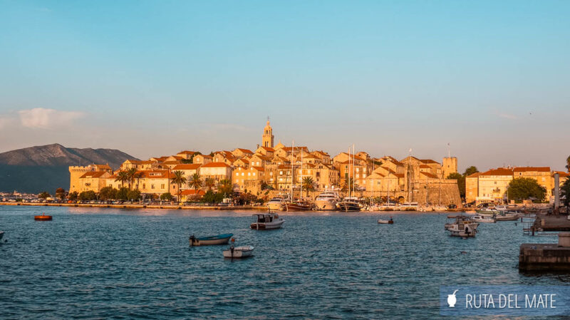 Vista al atardecer del centro histórico con sus murallas, una de las atracciones que ver en Korcula