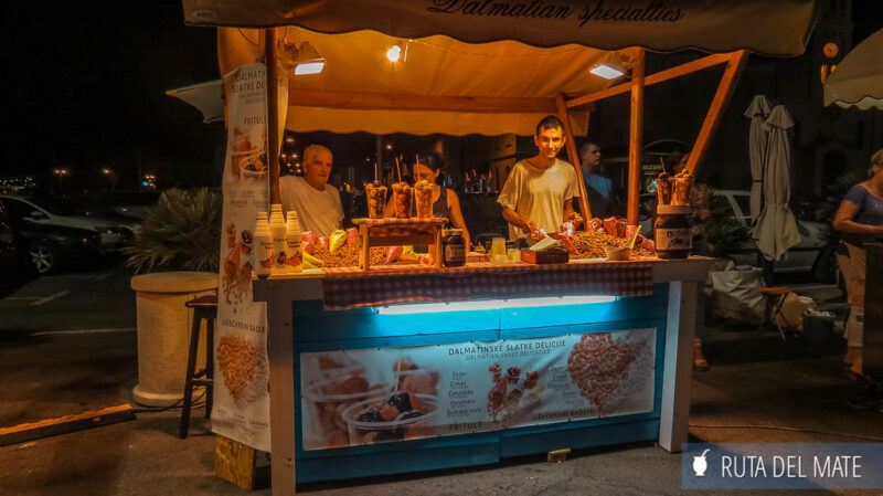 Puesto de venta de fritules en Split