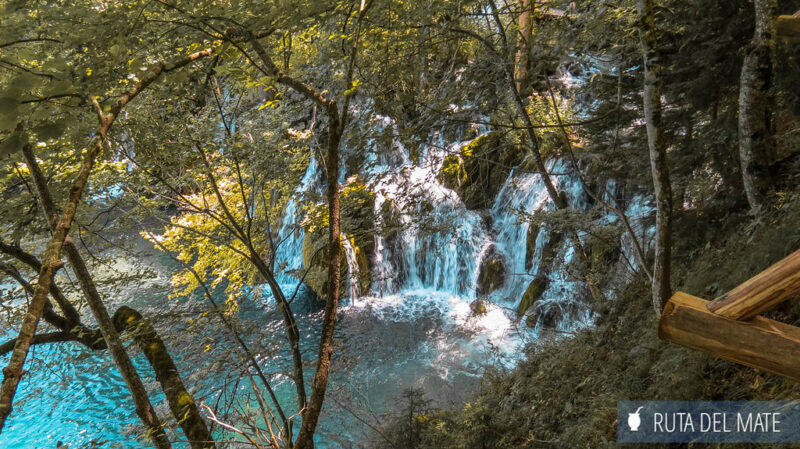 Otro vista de las cascadas de los lagos de Plitvice desde arriba
