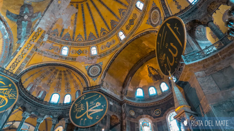 El interior con los grandes medallones y los techos semi abovedados de Hagia Sofia