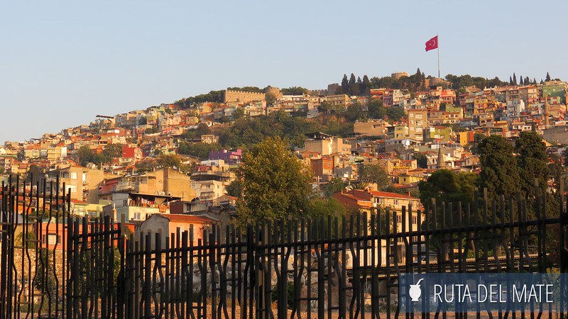 Vistas al castillo de Kadifekale desde el Agora en Esmirna