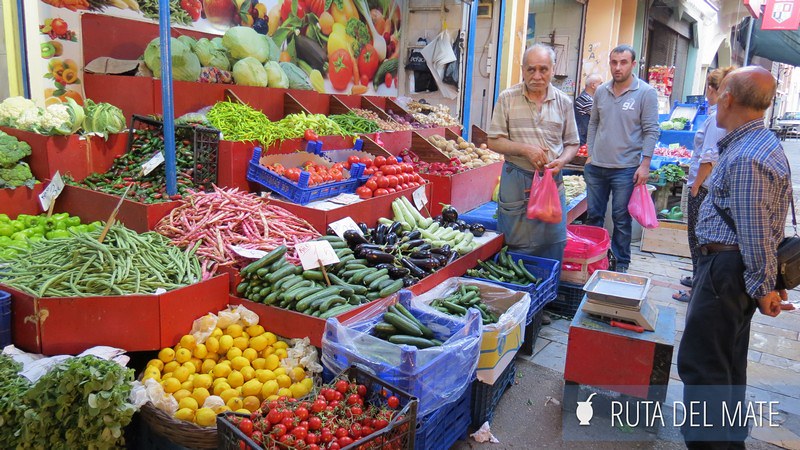 Puesto de frutas y verduras en el bazar de Esmirna