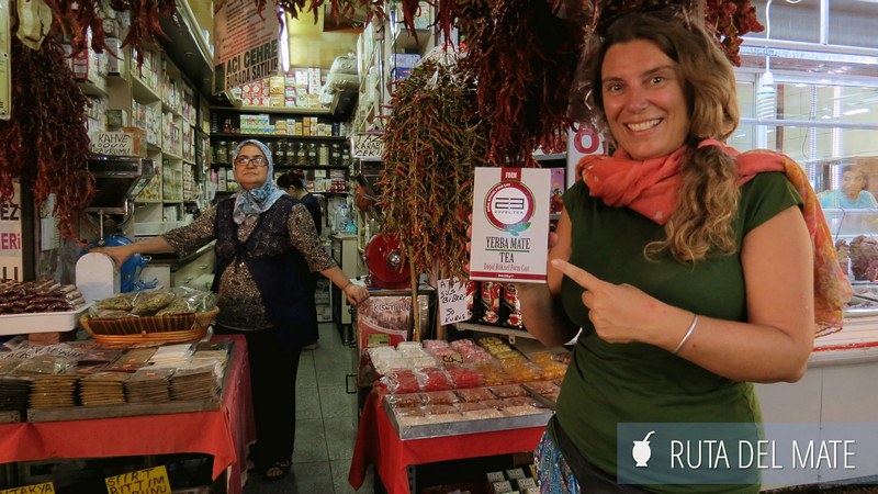 Flor señalando el paquete de Yerba Mate que compramos en el bazar de Esmirna