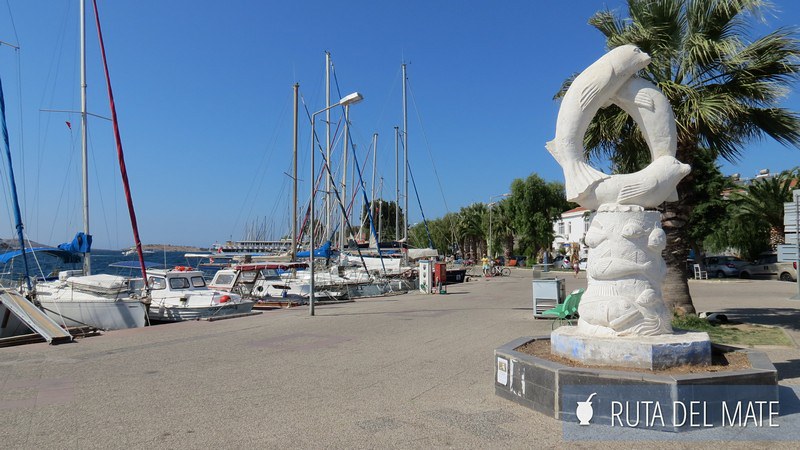 Monumento a las focas en el pueblo de Foca en Turquia
