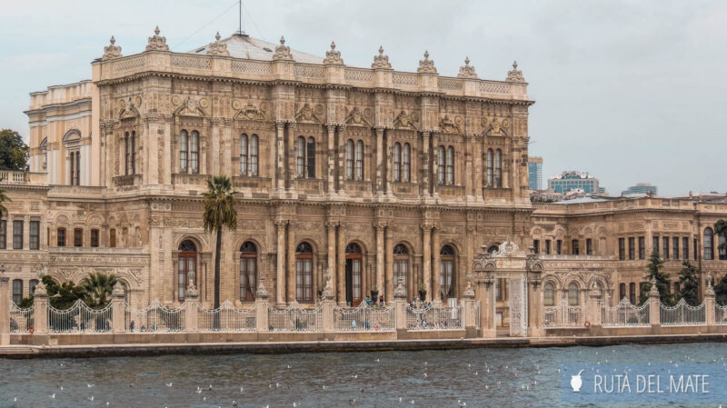 Vistas al Palacio de Dolmabahçe desde el barco que navega por el canal del Bósforo