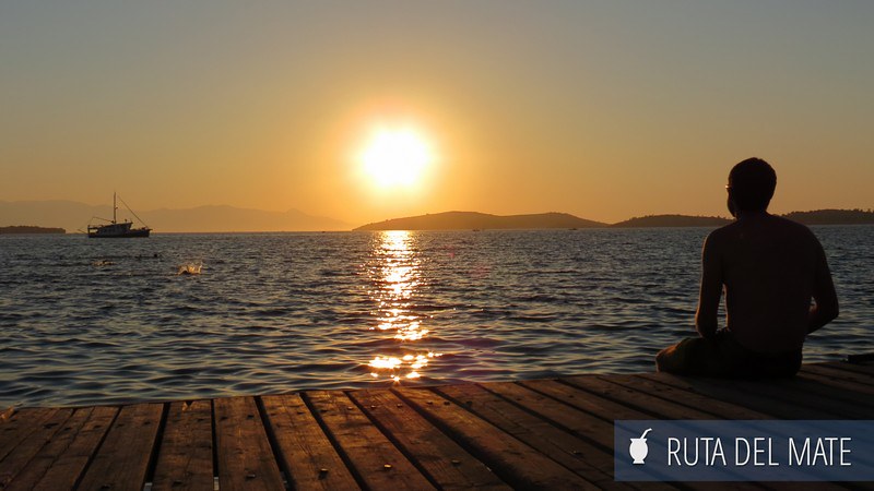 Juan viendo el atardecer en el puerto de Foca