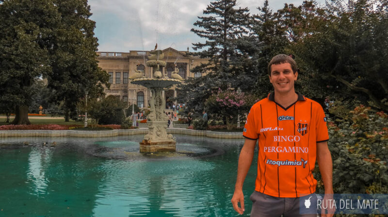 Juan junto a una fuente en el exterior del Palacio de Dolmabahçe