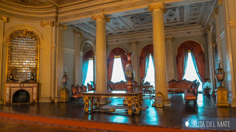 Uno de los salones del interior del palacio de Dolmabahçe en Estambul