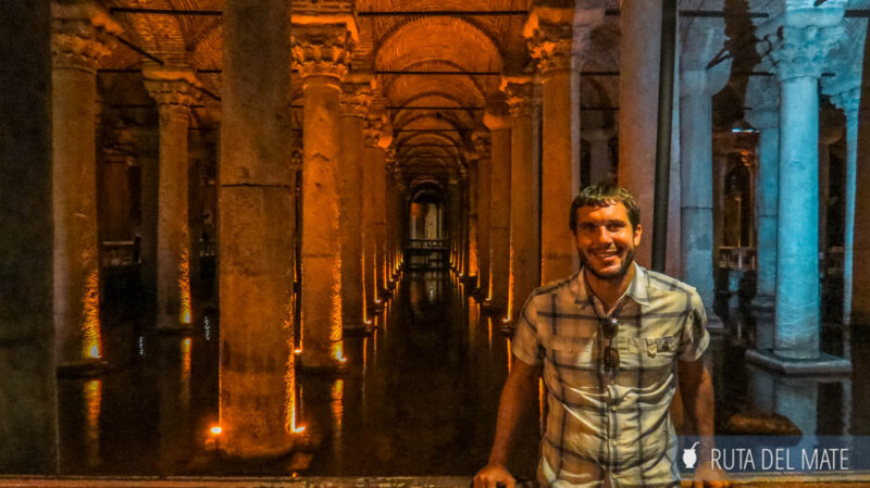 Juan en el interior de la Basílica Cisterna, donde se destacan su infinidad de columnas que emergen del agua