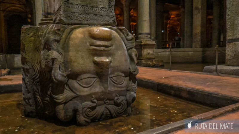 Una de las esculturas en el interior de la Basilica Cisterna en Estambul