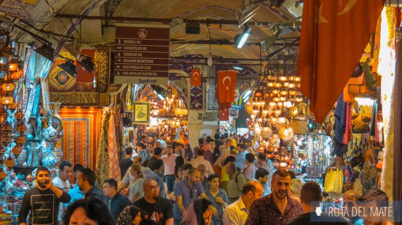 Infinidad de gente en el interior del Gran Bazar en Estambul