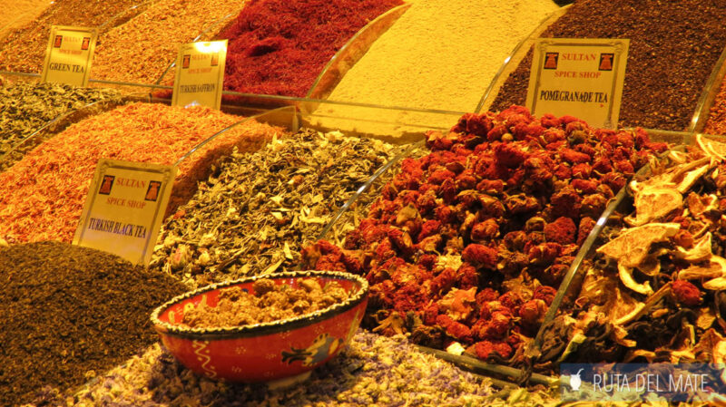 Una tienda que vende diferentes especias en el interior del Gran Bazar en Estambul