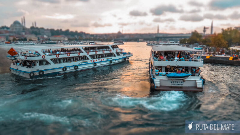 Los barcos que transitan el cuerno de Oro en Estambul.