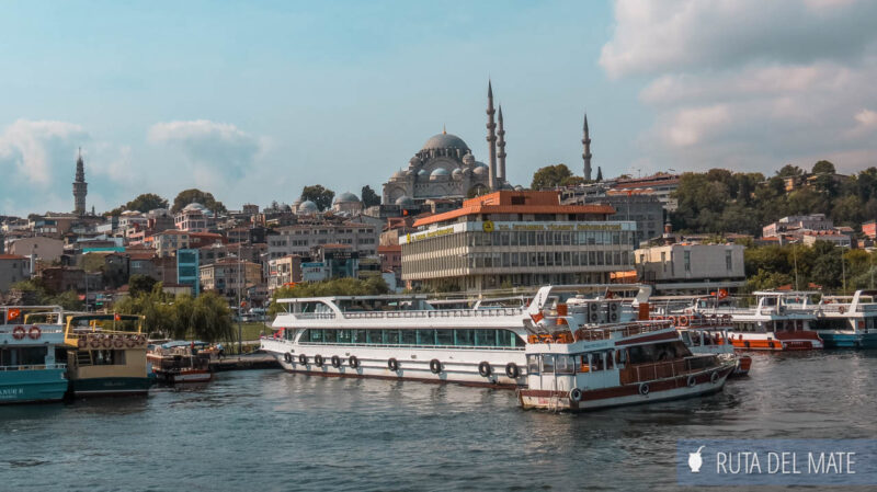 Ferrys amarrados en el canal del Bósforo con la imagen de las mezquitas de Estambul de fondo