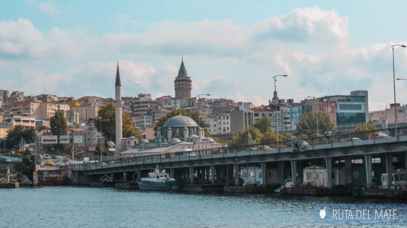 Uno de los puentes que cruza el canal del Bósforo y de fondo la torre Galata