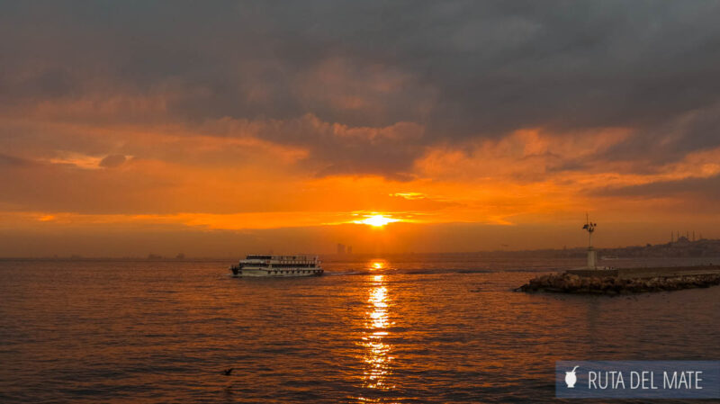La imagen de la puesta del sol sobre el canal del Bosforo