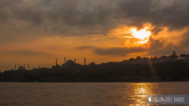El atardecer sobre Estambul. Se observan los minaretes de las mezquitas de Santa Sofía y Azul