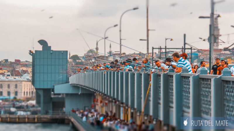Infinidad de pescadores con sus cañas en el puente de Galata en Estambul