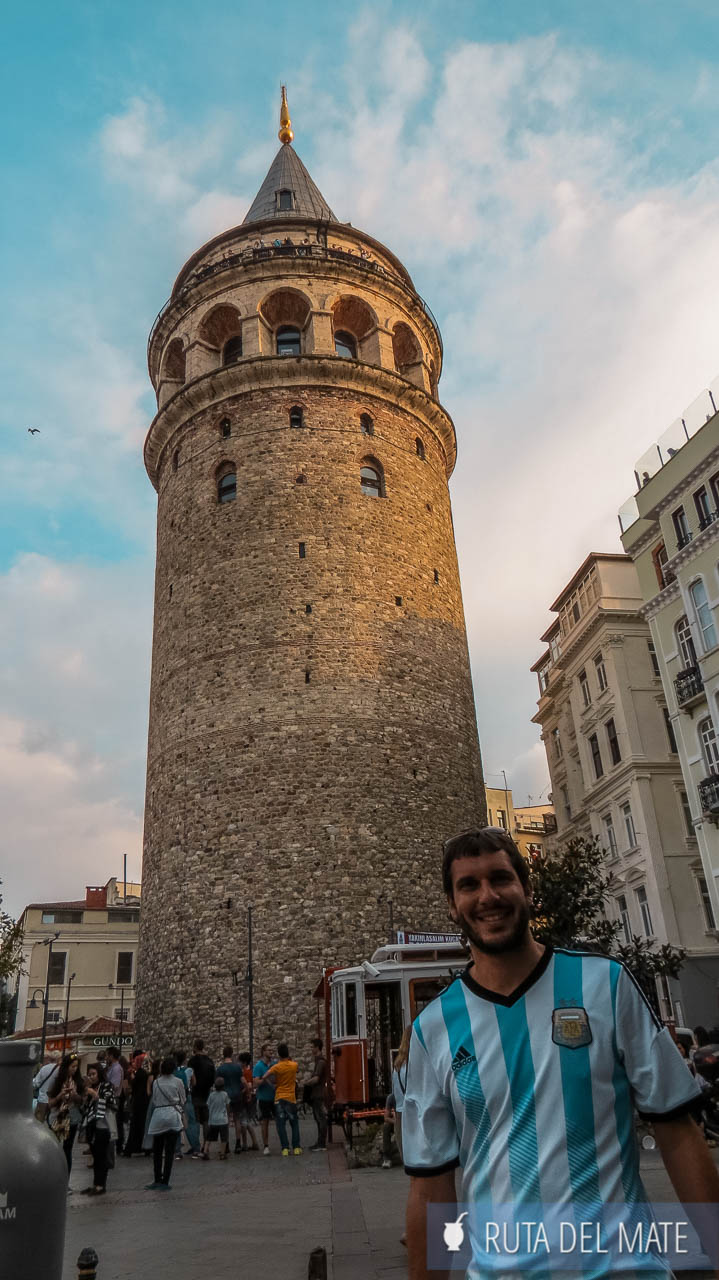 Juan con la camiseta argentina al lado de la torre Galata