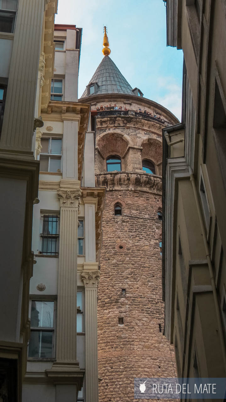 La torre Galata vista entre edificios