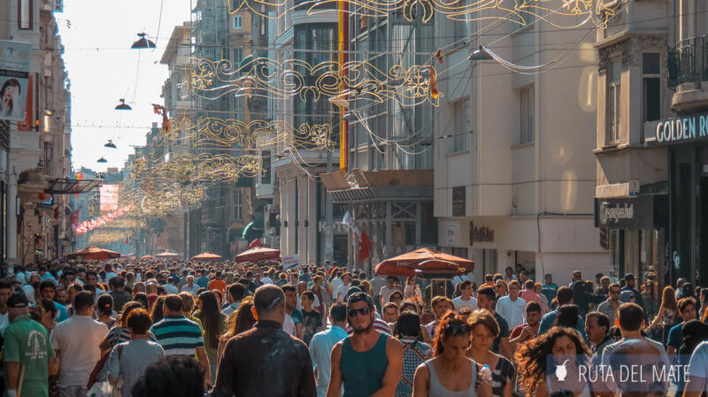 Muchas personas caminando por la calle peatonal Istiklal en el barrio de Taksim en Estambul