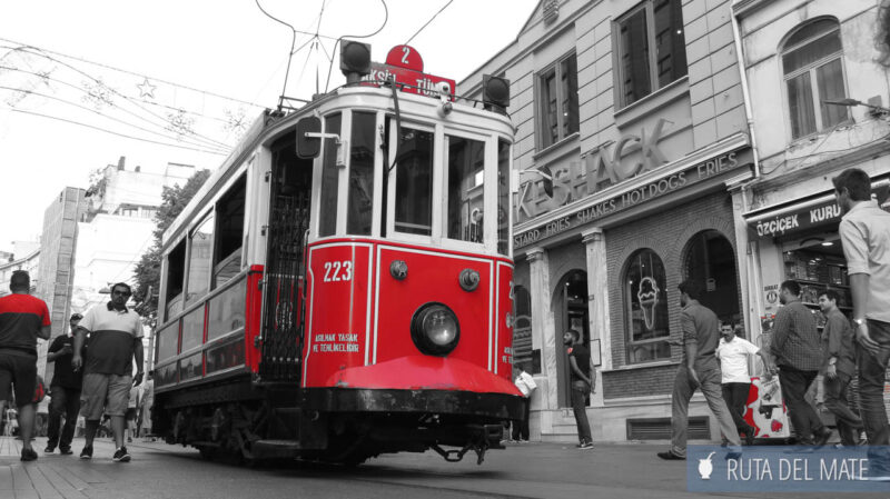 El tranvía rojo que recorre la calle Istiklal en Estambul