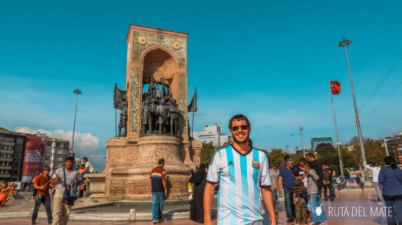 Juan junto al monumento de la República en la plaza Taksim en Estambul