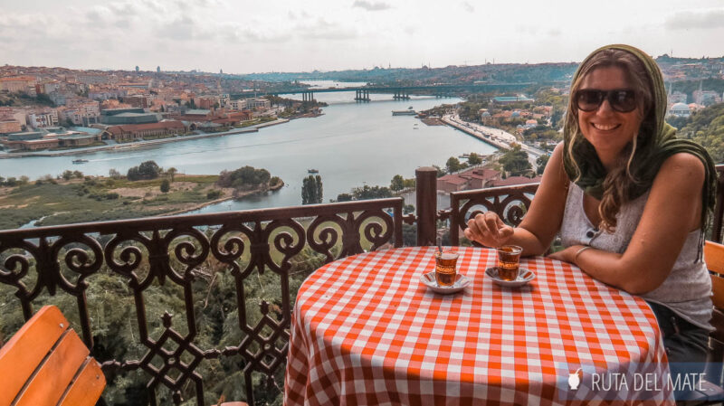 Flor tomando un té turco en la cafetería Pierre Loti, con vistas al Cuerno de Oro