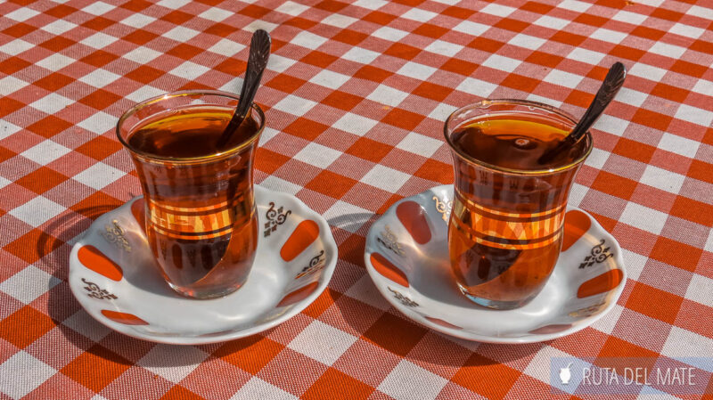 El té turco que se sirve en la cafetería Pierre Loti en Estambul