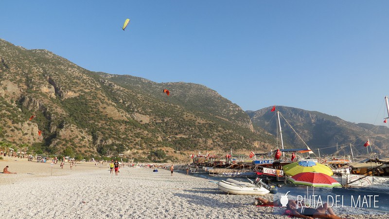 Varios parapentes sobrevolando la laguna azul de Ölüdeniz en Fhetiye