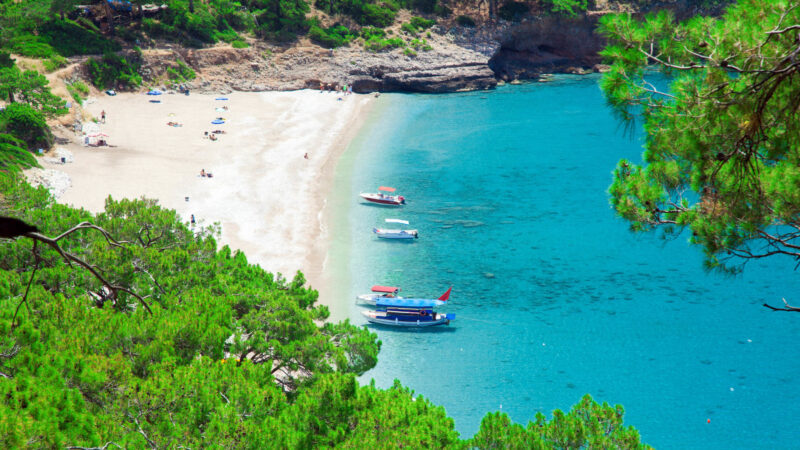 Embarcaciones amarradas en la orilla de la playa de Kabak en Turquía