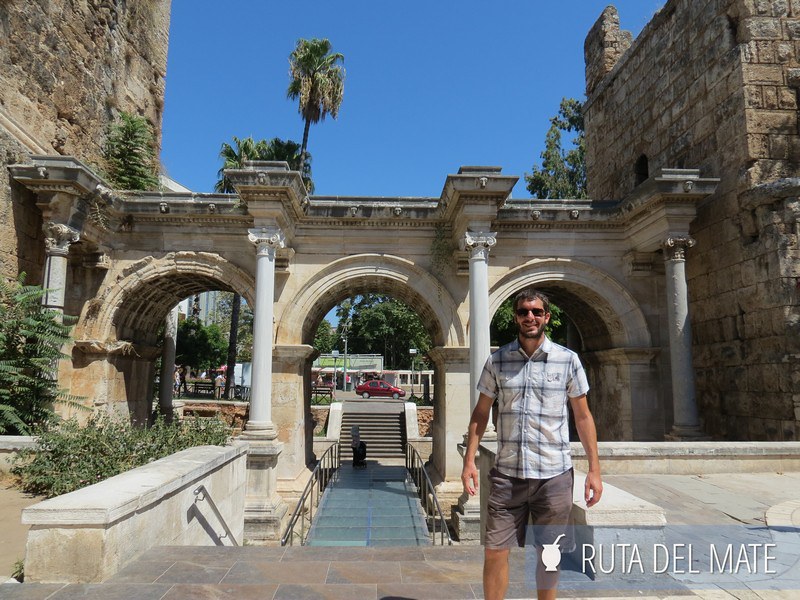 Juan junto a la Puerta de Adriano en Antalya