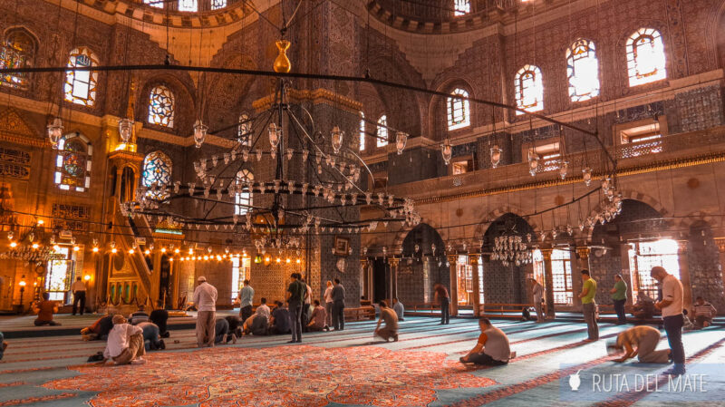El interior de la mezquita de Santa Sofia con gente orando y contemplado su arquitectura