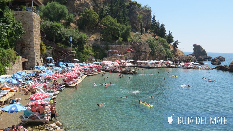 Piscina natural cerca del puerto de Antalya