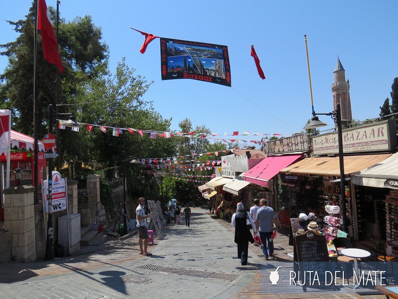 Estrechas callejuelas peatonales del bazar de Antalya