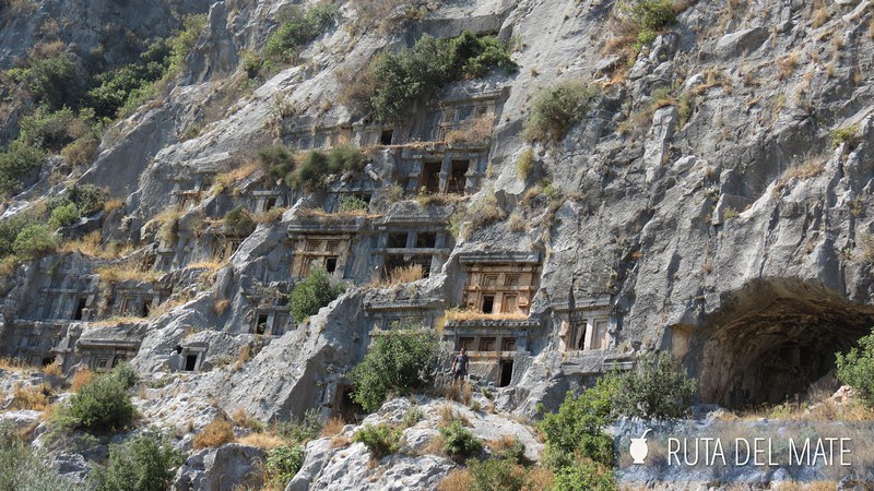 Tumbas arqueológicas excavadas en piedra de la época de los licios en Myra