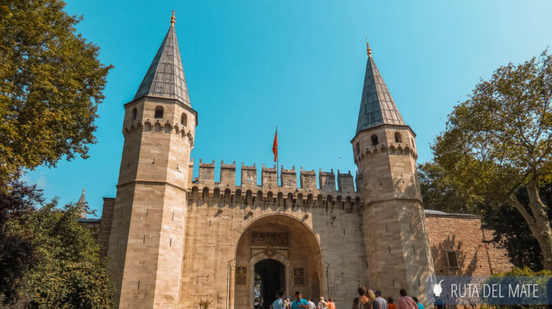 El acceso principal al palacio de Topkapi con sus dos altas torres
