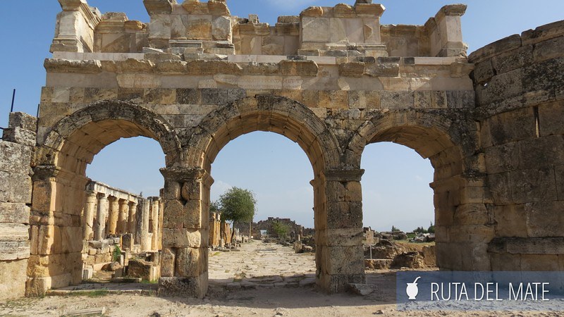 Puerta o arco Domiciano, la entrada a las ruinas de Hierapolis en Pamukkale