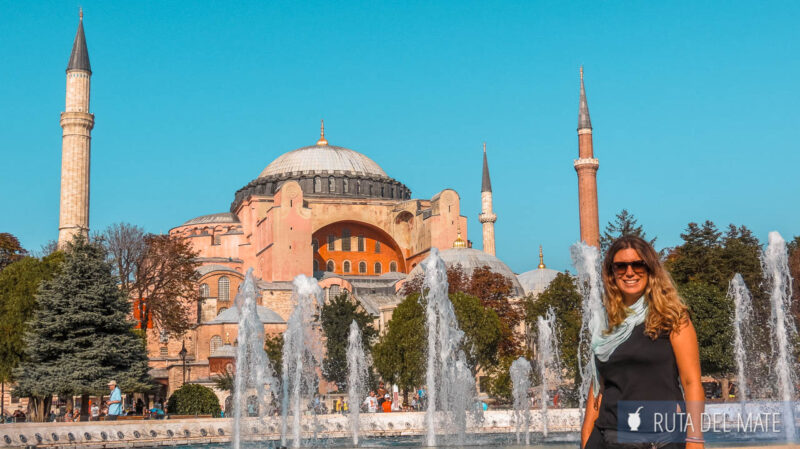 Flor con la Hagia Sofia de fondo, en un día soleado, una de las cosas que ver en Estambul en 3 días.