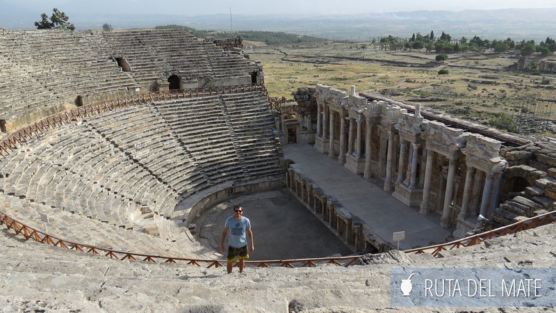 Juan en el anfiteatro de las ruinas de Hierapolis
