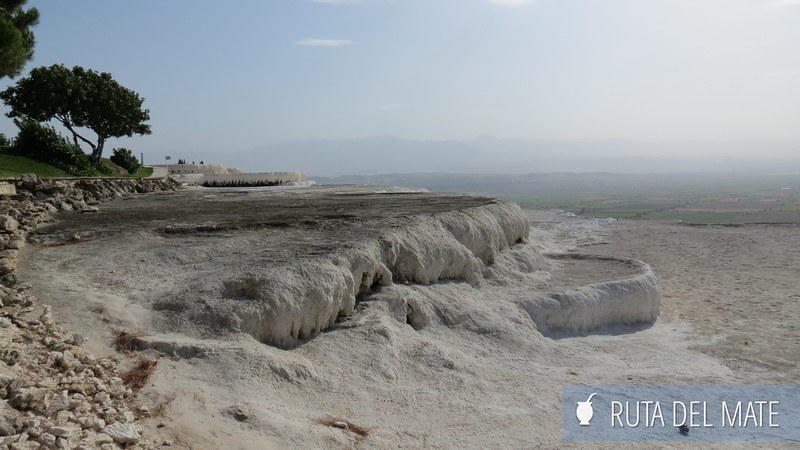 Los travertinos de Pamukkale, los grandes piletones que producto de la concentración alta en bicarbonato del agua, se tiñen de blanco