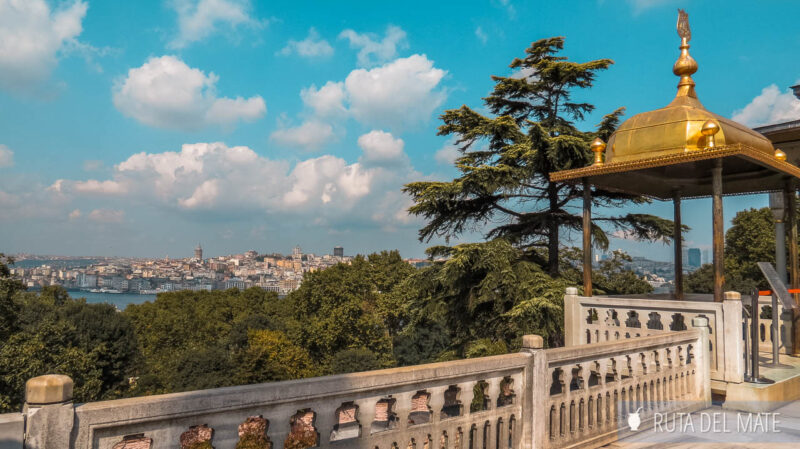 Las vistas desde el palacio de Topkapi al canal del Bosforo
