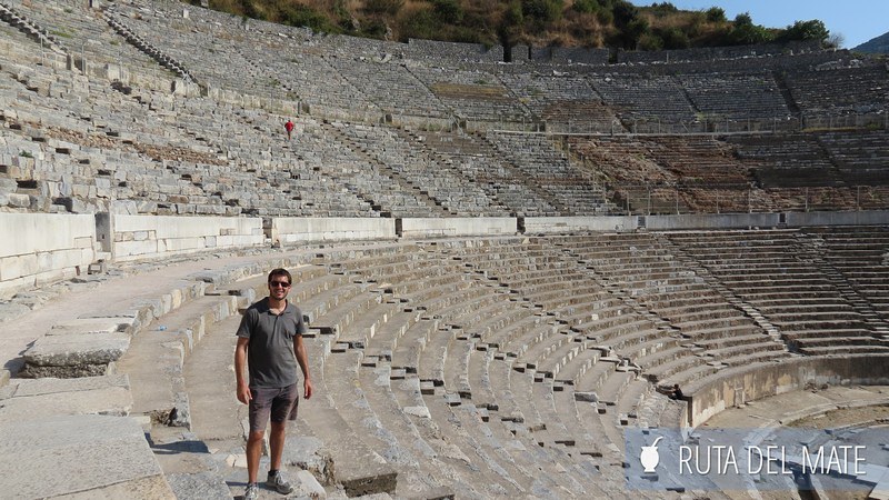 Juan en el anfiteatro de Efeso, guia para viajar a turquia