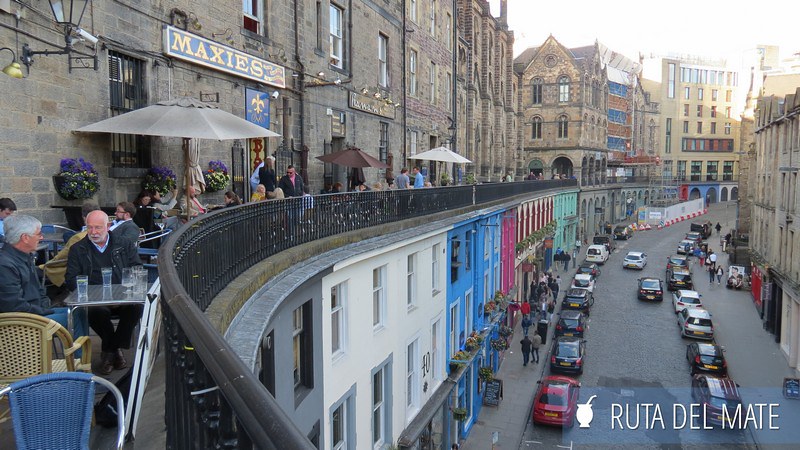 Las terrazas de Victoria Street en Edimburgo, con la mezcla de colores de las fachadas y la terraza de los bares para beber algo.