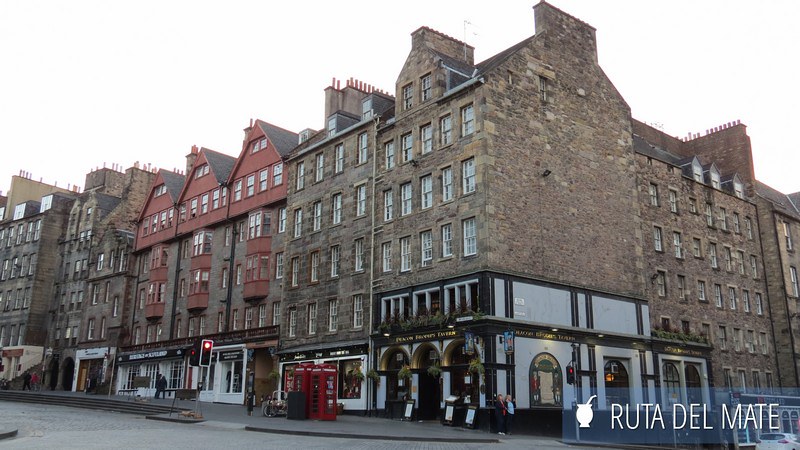 Las casas de Edimburgo que llegar a cinco o seis plantas sobre la calle Lawnmarket