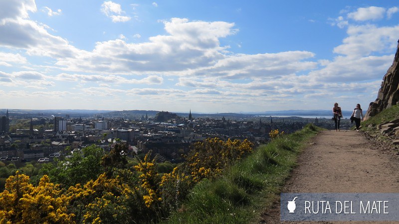 Uno de los senderos por la colina que llega hasta Arthur Seat en Edimburgo.