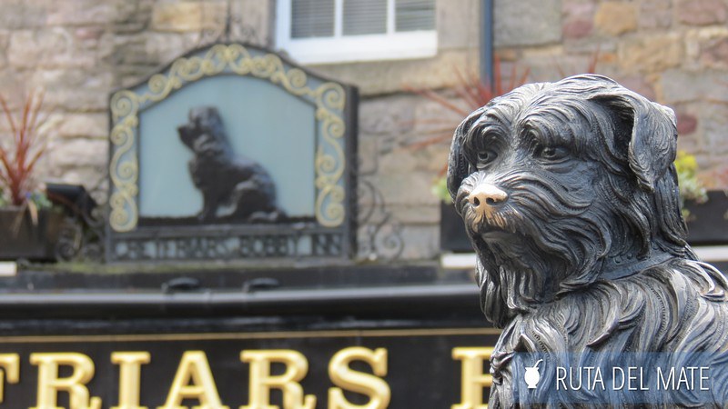 La escultura del perro Bobby, un icono del cementerio de Greyfriars