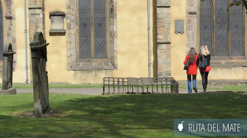Rejas sobre las tumbas en el cementerio de Greyfriars para evitar el robo de cadáveres