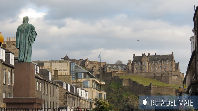 De fondo el castillo de Edimburgo